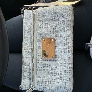 Michael kors wristlet pouch